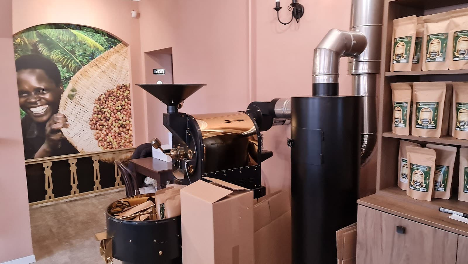 Mașina de prăjit și saci de cafea