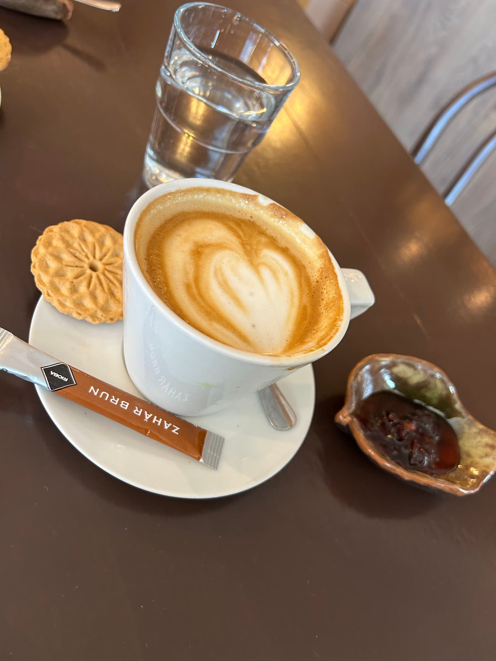 Cafea cu latte art și biscuiți