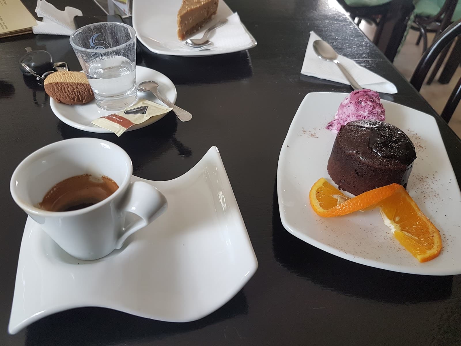 Espresso, prăjitură și înghețată