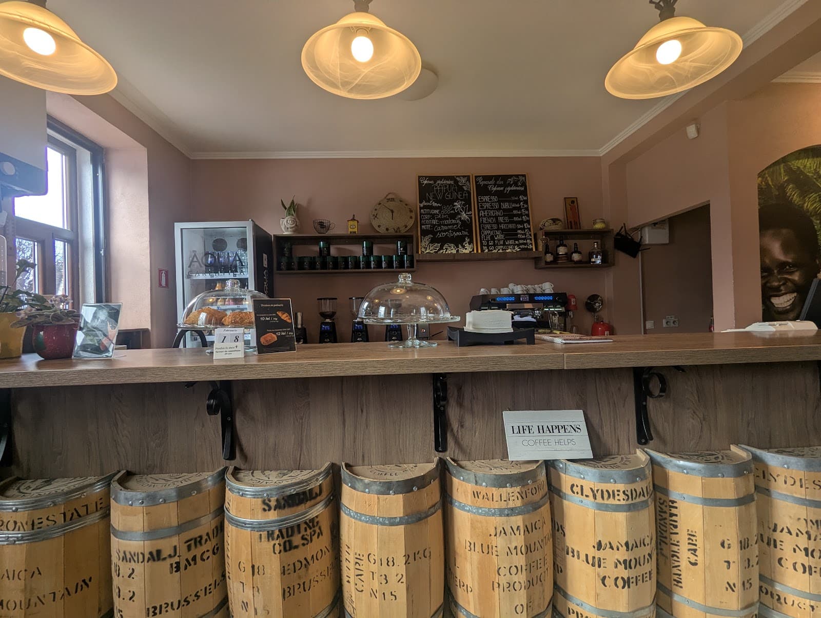 Interior cu bar din lemn și decor vintage